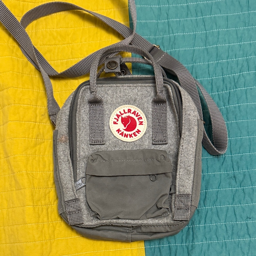 Fjallraven Kånken Mini Shoulder Bag in Gray